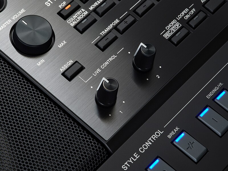 Primo piano del pulsante assegnabile e delle manopole Live Control della Yamaha Workstation Arranger PSR-SX920