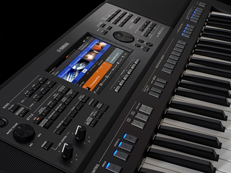 Foto della Yamaha Workstation Arranger PSR-SX720+ scattata diagonalmente dall’alto a sinistra