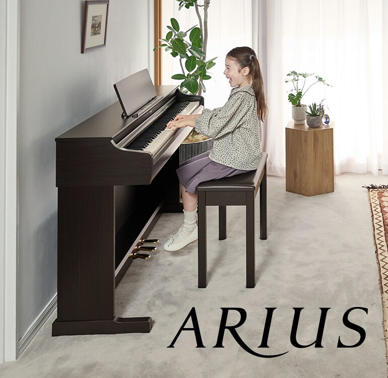 Una ragazza che suona un pianoforte digitale ARIUS a casa, a dimostrazione di una musicalità in continua crescita e di un’espressione emotiva più profonda.
