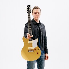 Chris Buck che mostra con orgoglio la sua Signature Revstar RS02CB