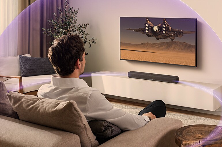 Persona che guarda la TV con la B200A ed effetti sonori immersivi