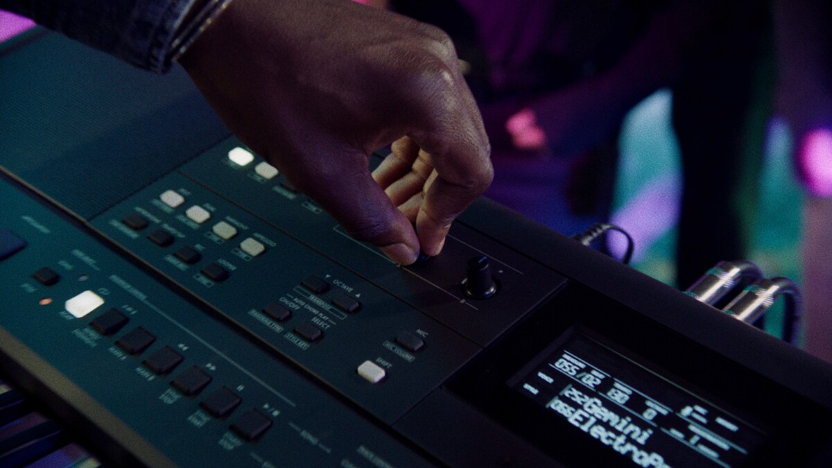 Persona che controlla la manopola Live Control della PSR-E483