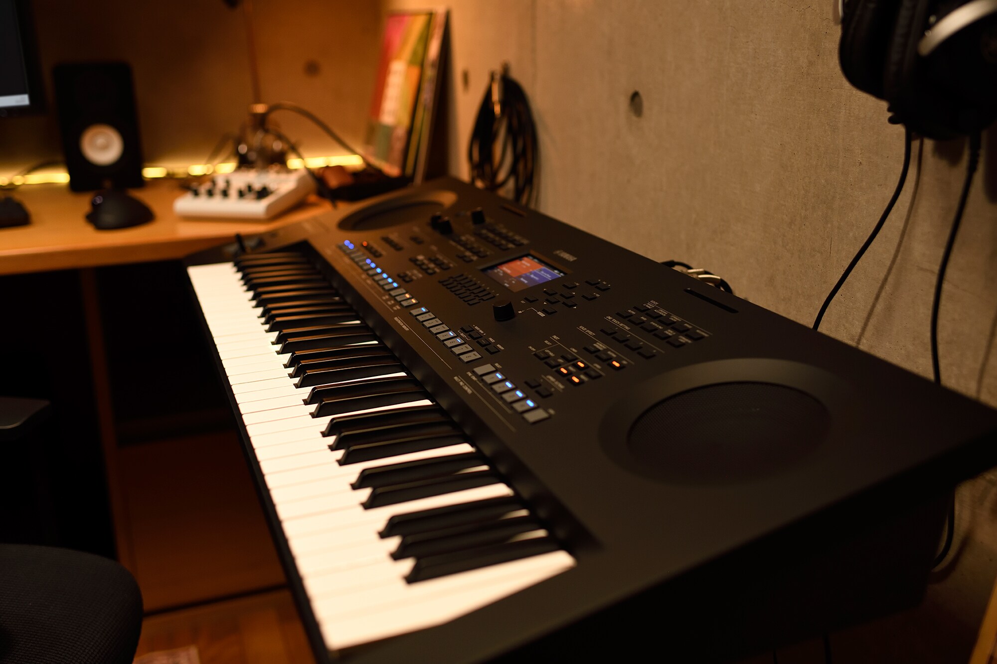 Uno spazio di lavoro musicale domestico con computer e tastiera
