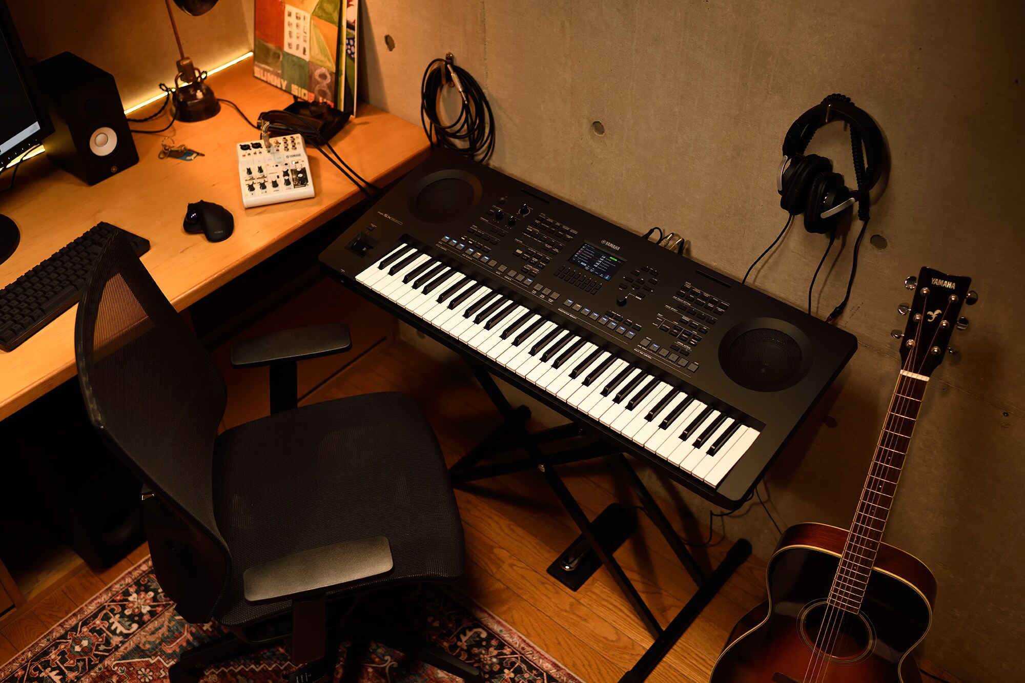 Uno spazio di lavoro musicale domestico con computer e tastiera