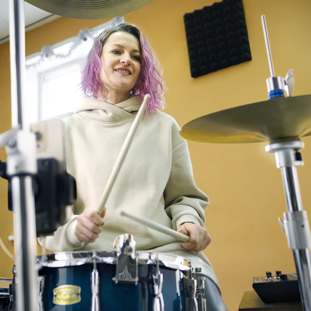 Batterista che si esibisce monitorando un mix di batteria potenziato creato con Yamaha EAD20.