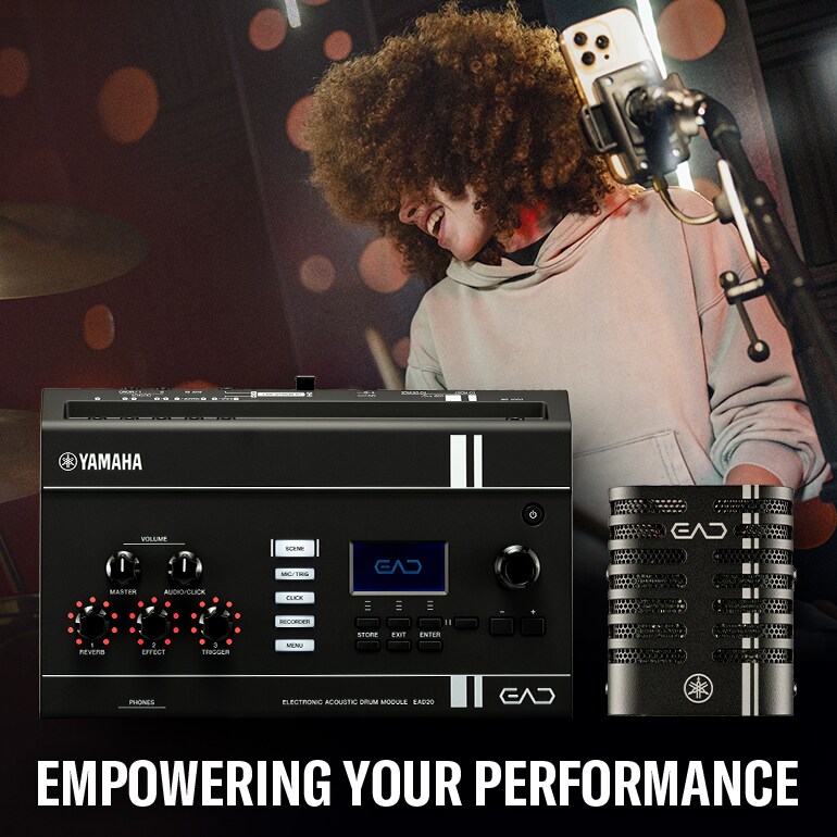 Batterista che si esibisce con Yamaha EAD20, mostrando un suono di batteria acustica potenziato, il monitoraggio e le capacità di performance ibride.