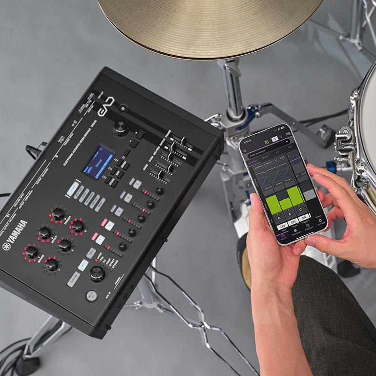 Scena che mostra l’EAD50 controllato tramite la sua app apposita