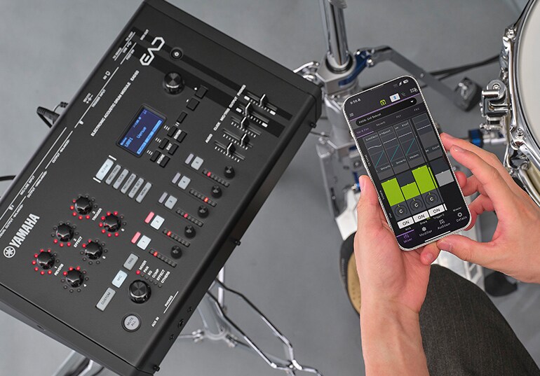 Un utente che controlla l’EAD50 usando l’app EAD Touch