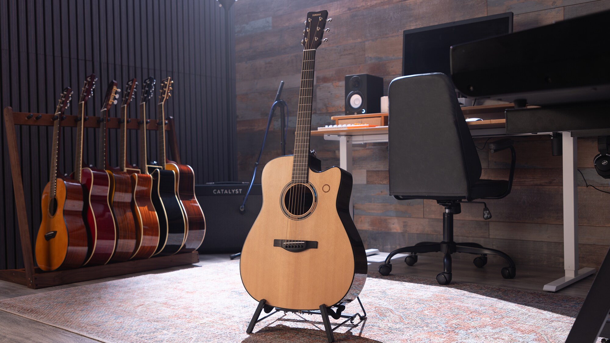 Una chitarra acustica TAG3 C posizionata al centro di uno studio domestico
