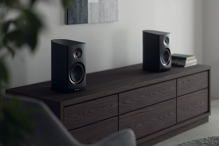 Left and right speakers of the NX-70A connected wirelessly