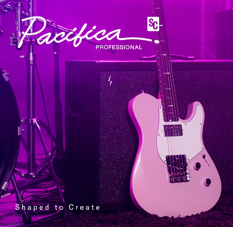Pacifica SC Standard Plus (PACS+11S ASP) posizionata accanto a un amplificatore per chitarra
