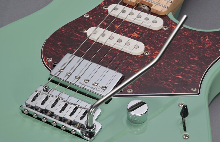 Primo piano del corpo e dei pickup della Pacifica Standard Plus 12M Sonic Blue