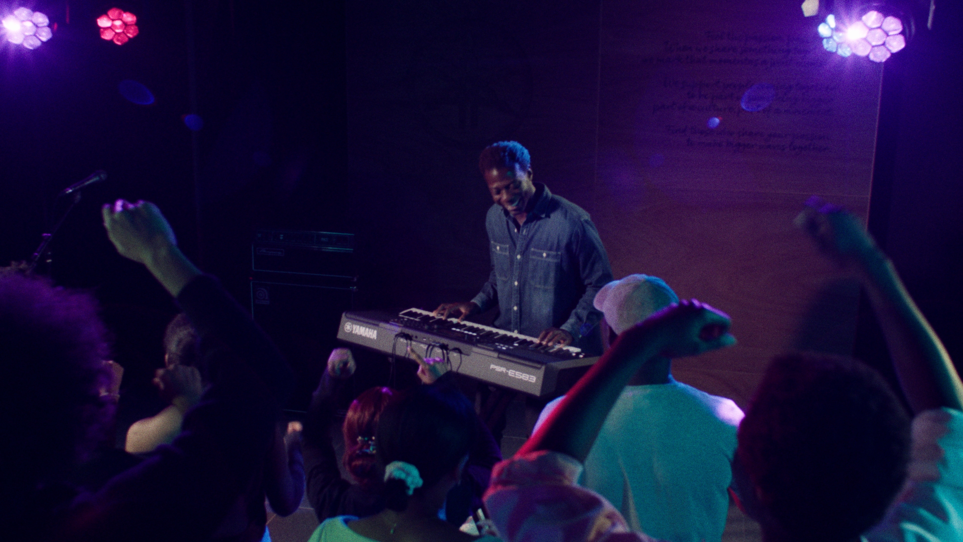 Una persona che suona la tastiera portatile Yamaha PSR-E583 con le cuffie