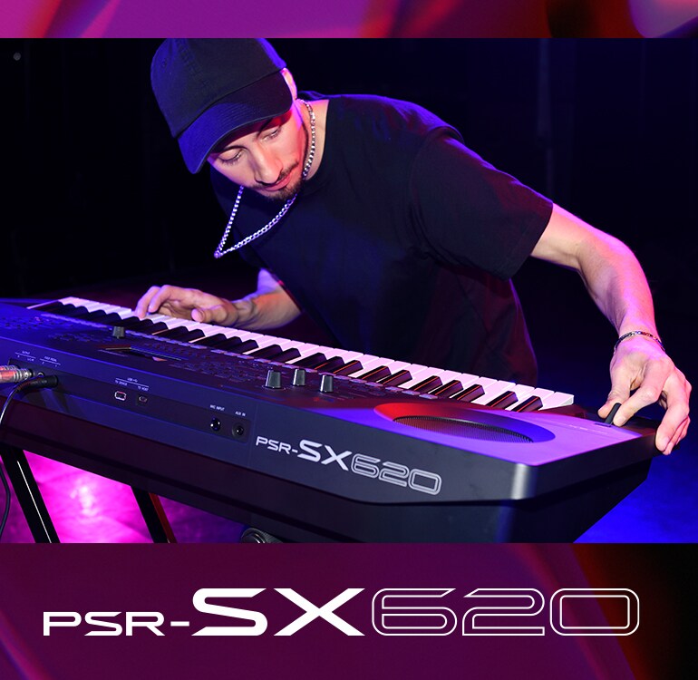Musicista che suona una tastiera PSR-SX620 sul palco.