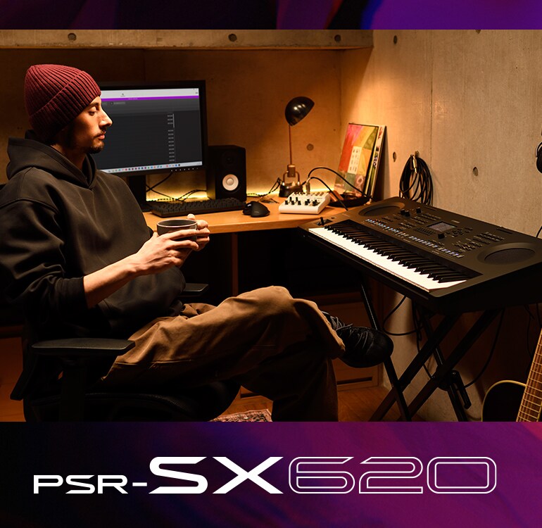 Persona seduta davanti a una tastiera PSR-SX in un home studio, mentre beve un caffè.