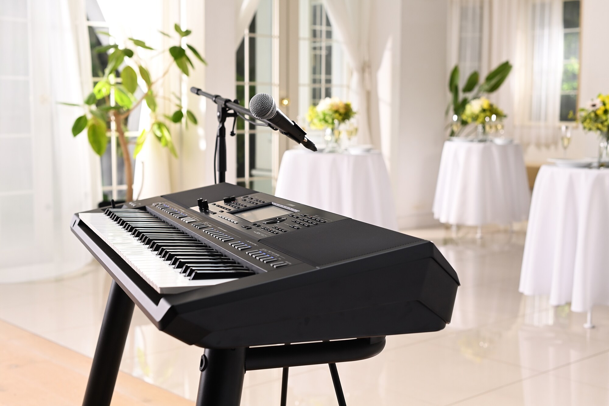 Yamaha Workstation Arranger PSR-SX720+ con asta per microfono in un locale per feste