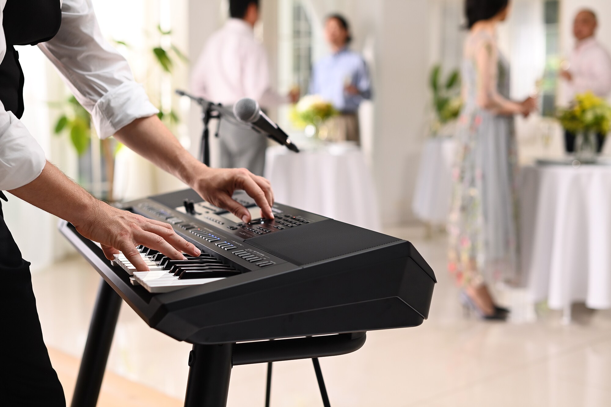 Yamaha Workstation Arranger PSR-SX720+ suonata in un locale per feste