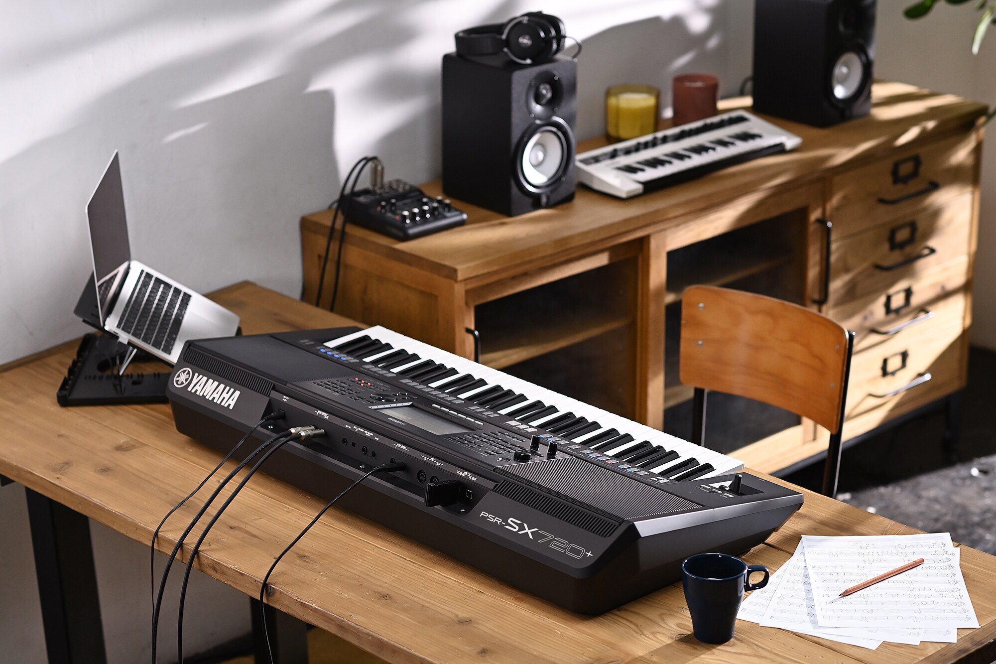 Yamaha Workstation Arranger PSR-SX720+ su una scrivania