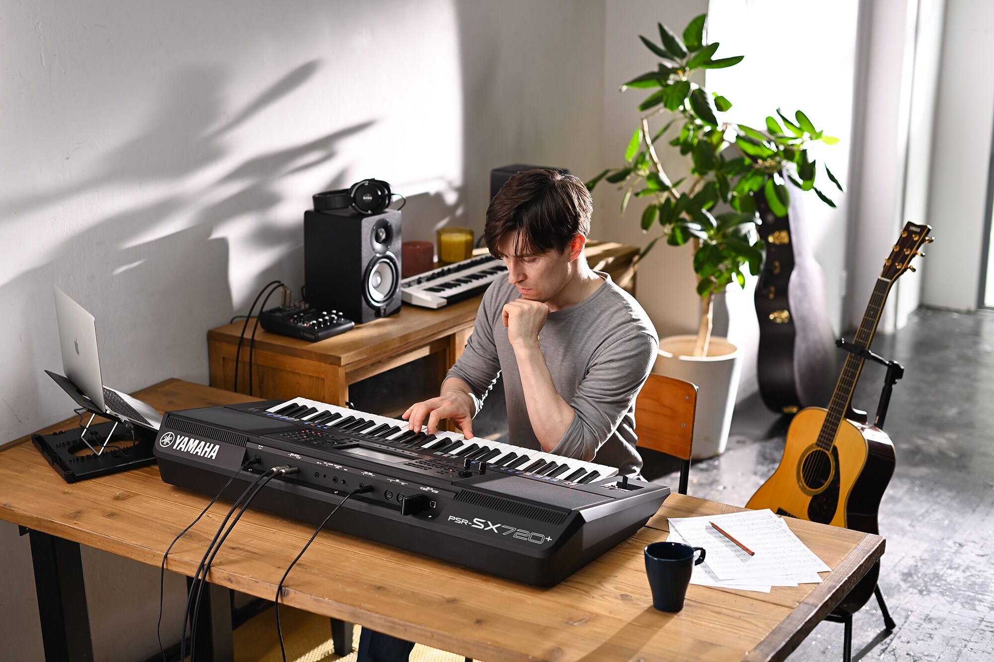 Foto di una persona che suona la Yamaha Workstation Arranger PSR-SX720+