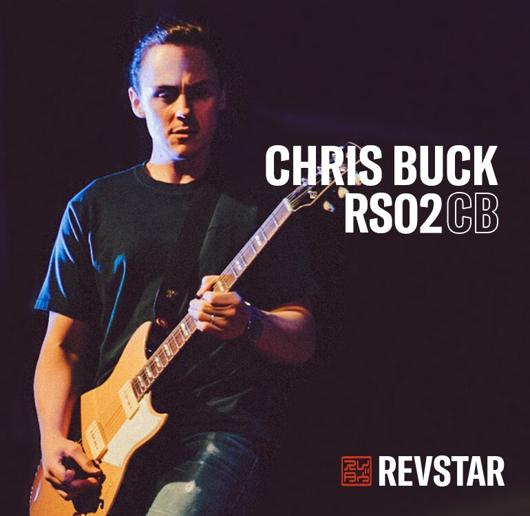 Chris Buck che si esibisce con la sua Signature Revstar RS02CB