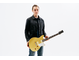Chris Buck in piedi mentre tiene la sua chitarra Signature Revstar RS02CB