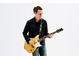 Chris Buck si esibisce con la sua chitarra Signature Revstar RS02CB