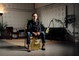 Chris Buck seduto mentre tiene la sua chitarra Signature Revstar RS02CB