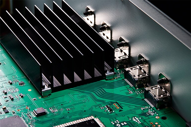 La scheda a circuiti interna dell’RX300A.