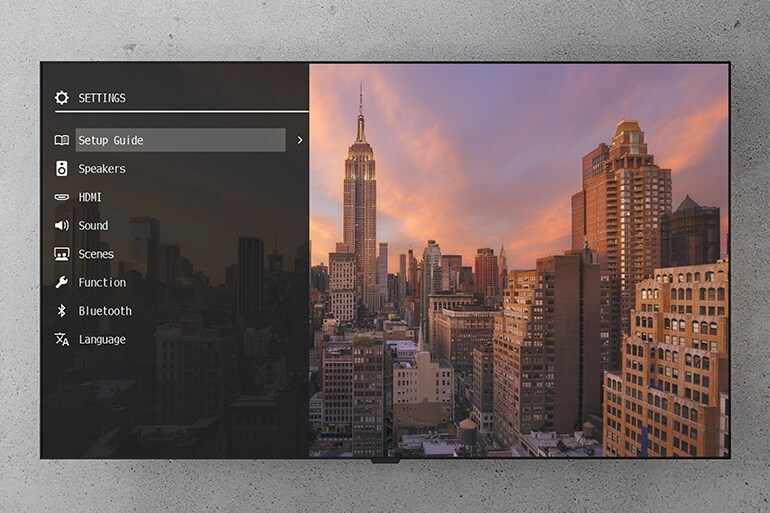 Un televisore con il menu delle impostazioni a schermo dell’RX500A aperto.