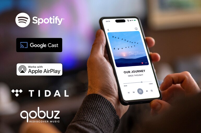 Loghi di Spotify, Google Cast, Apple Airplay, TIDAL, qobuz e un uomo che usa uno smartphone per la riproduzione musicale.