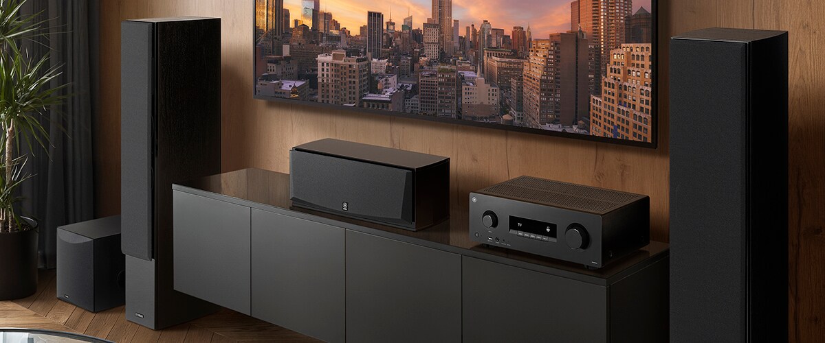 L’RX500A, un diffusore centrale, diffusori anteriori e un subwoofer in una stanza.