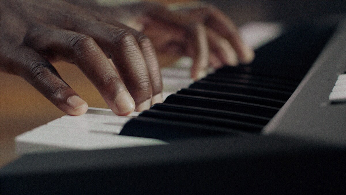 Tastiera PSR-E483 suonata da una persona