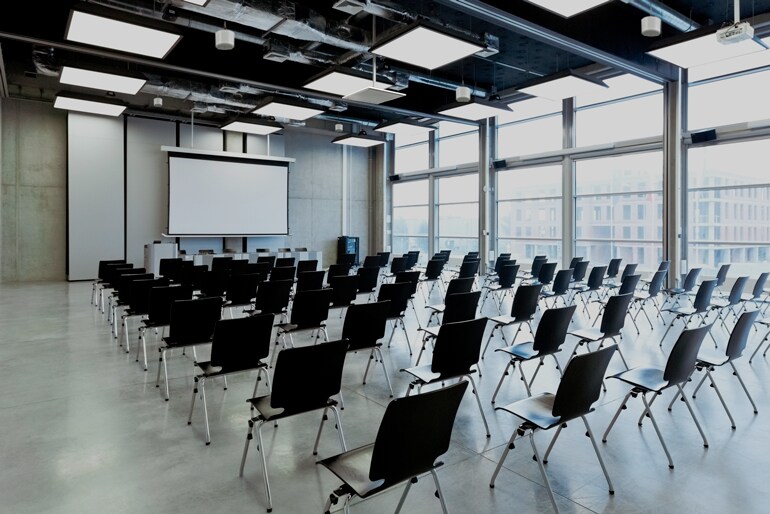 Sala polifunzionale con diffusori a sospensione VXC2P