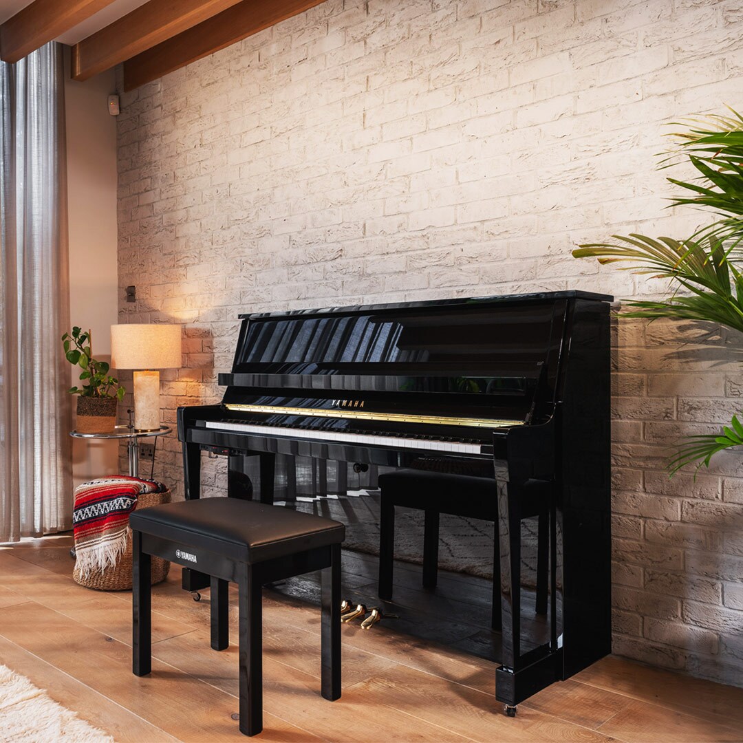 Il pianoforte verticale B20 posizionato in soggiorno