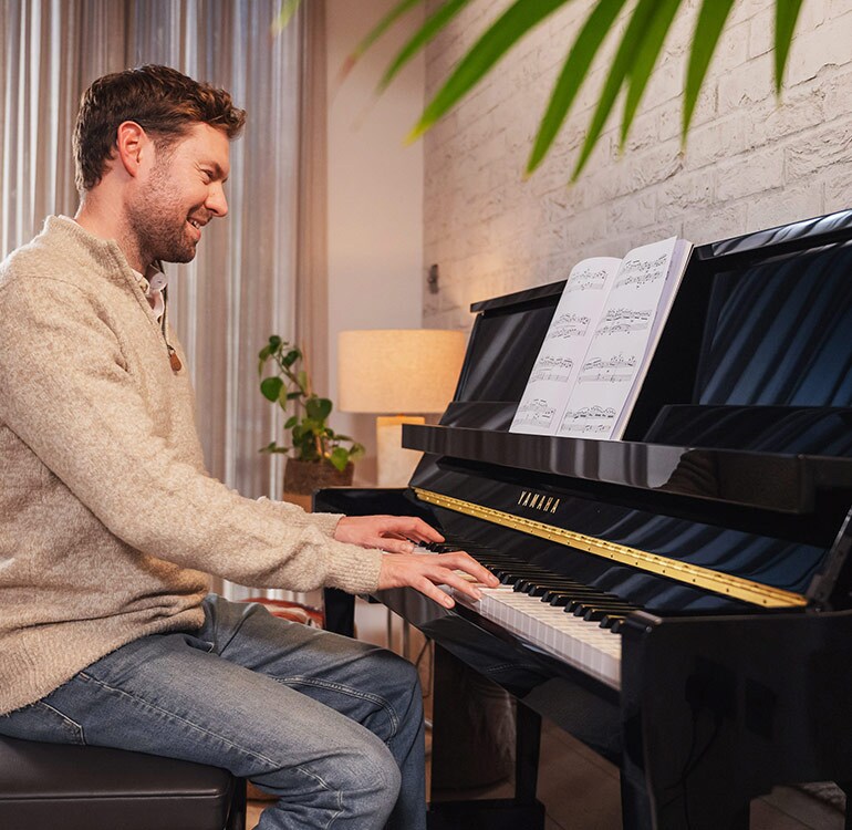 Una donna si diverte a suonare il pianoforte verticale della Serie B