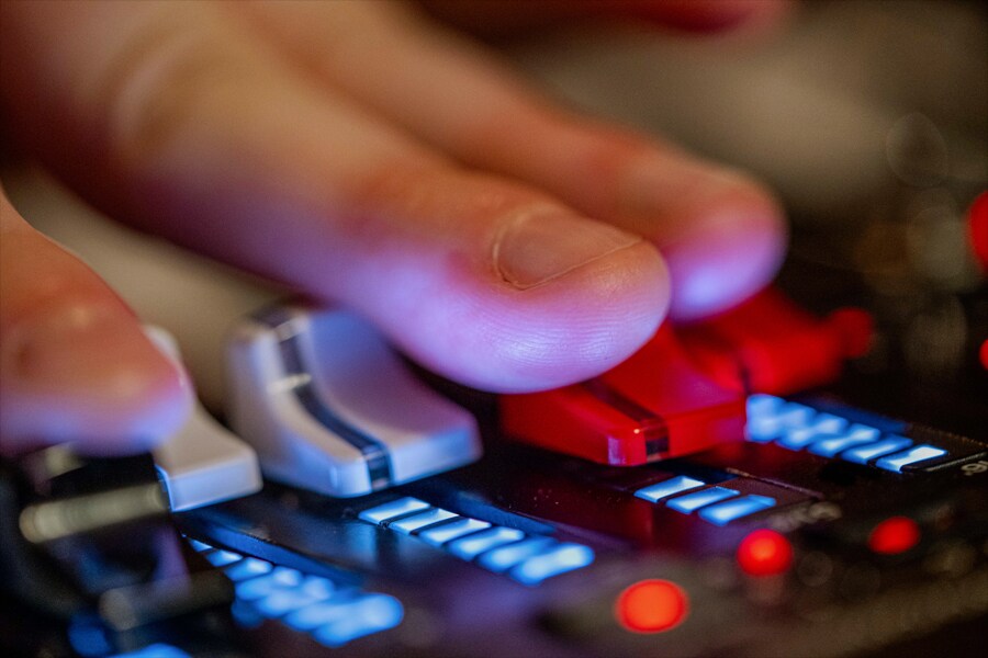 [Image] The nine drawbars on the YC