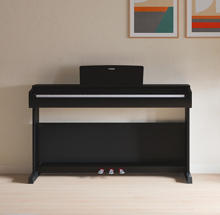Un soggiorno con un pianoforte ARIUS nero, piante da appartamento e un divano, armoniosamente integrati con l’arredamento