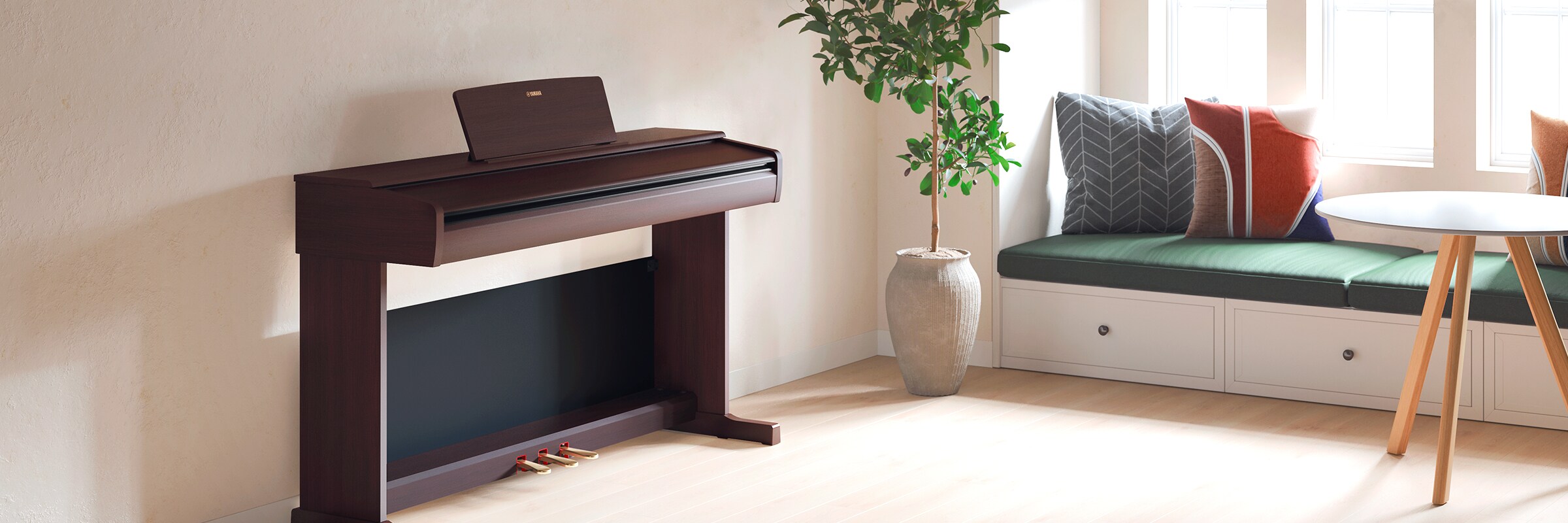 Un pianoforte ARIUS in un soggiorno con il coperchio chiuso, che si integra nell’arredamento