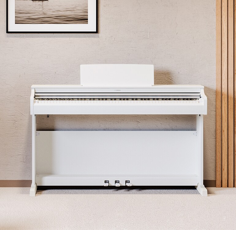 Un soggiorno con un pianoforte ARIUS bianco, piante da appartamento e un divano, armoniosamente integrati con l’arredamento