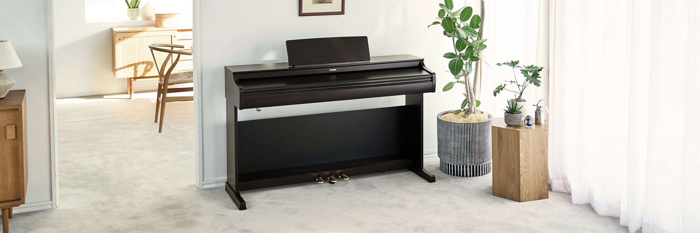 Un pianoforte ARIUS in un soggiorno con il coperchio chiuso, che si integra nell’arredamento