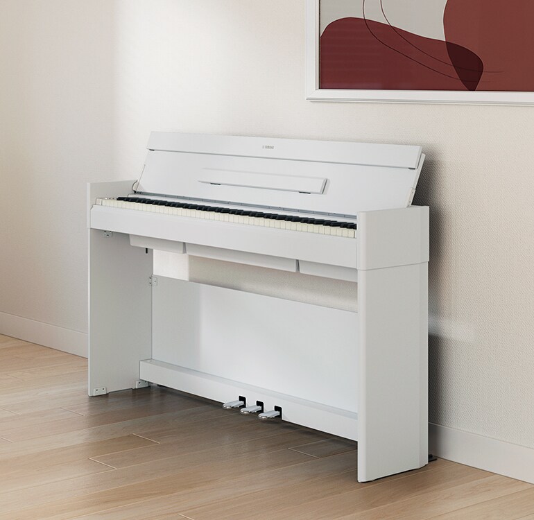 Un soggiorno con un pianoforte ARIUS, piante da appartamento e un divano, armoniosamente integrati con l’arredamento