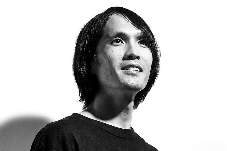 YH-4000 headphones engineer photograph