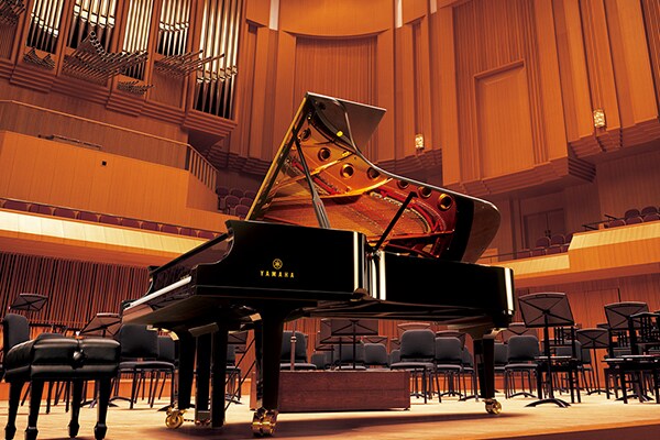 Pianoforte a coda da concerto Yamaha CFX sul palco di una sala da concerto