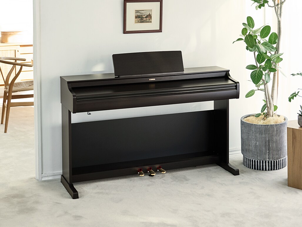 Il design compatto e raffinato dei pianoforti digitali ARIUS si integra naturalmente nei soggiorni.