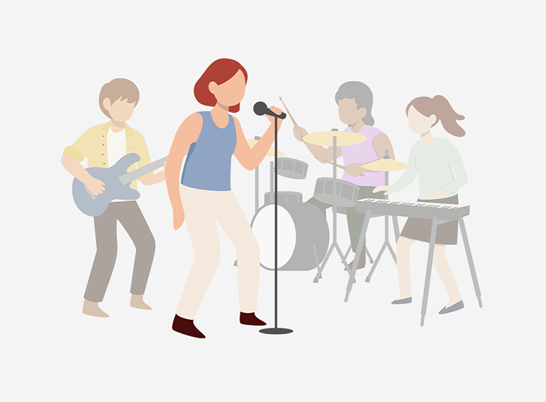 Una donna si diverte facendo karaoke con la funzione di rimozione della voce dell'app di esercitazione musicale Extrack