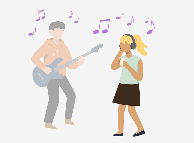 Una donna si diverte ad ascoltare attentamente frasi per ogni strumento mentre regola il suo volume nell'app di esercitazione musicale Extrack