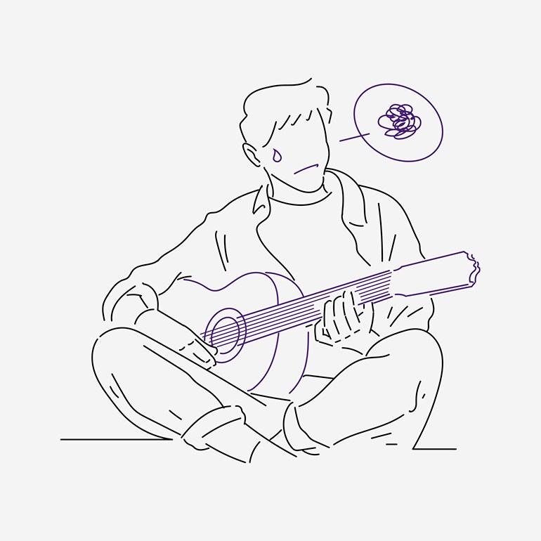 Un uomo che ha difficoltà ad esercitarsi con la chitarra