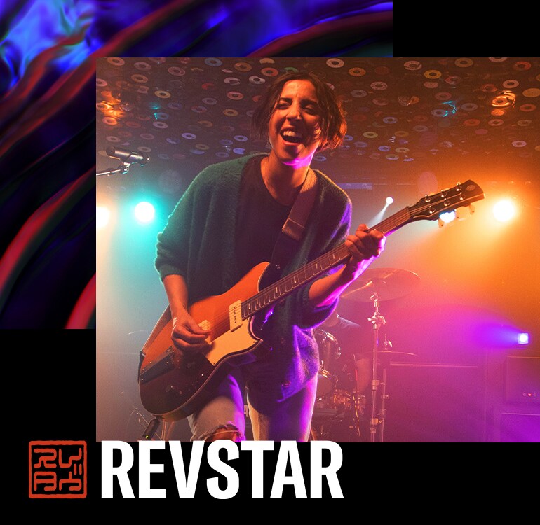 Due musicisti che si esibiscono con chitarre elettriche della serie Revstar su un palco dal vivo