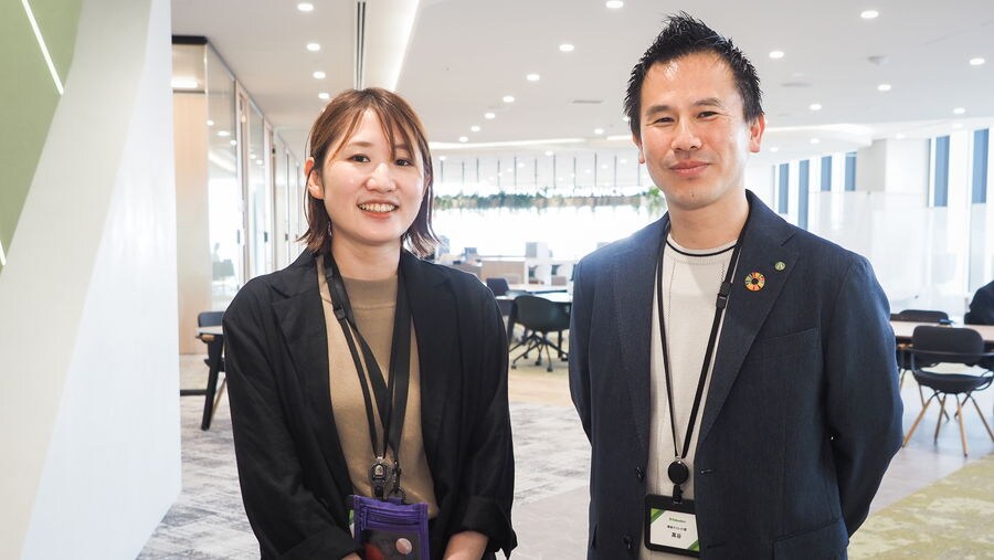 Yukari Toyoshima of the Environment Creation Section, Environment Solution Sales Department with Nobuhiro Takaya, the section’s manager., standing in the TAKEDEN office interior